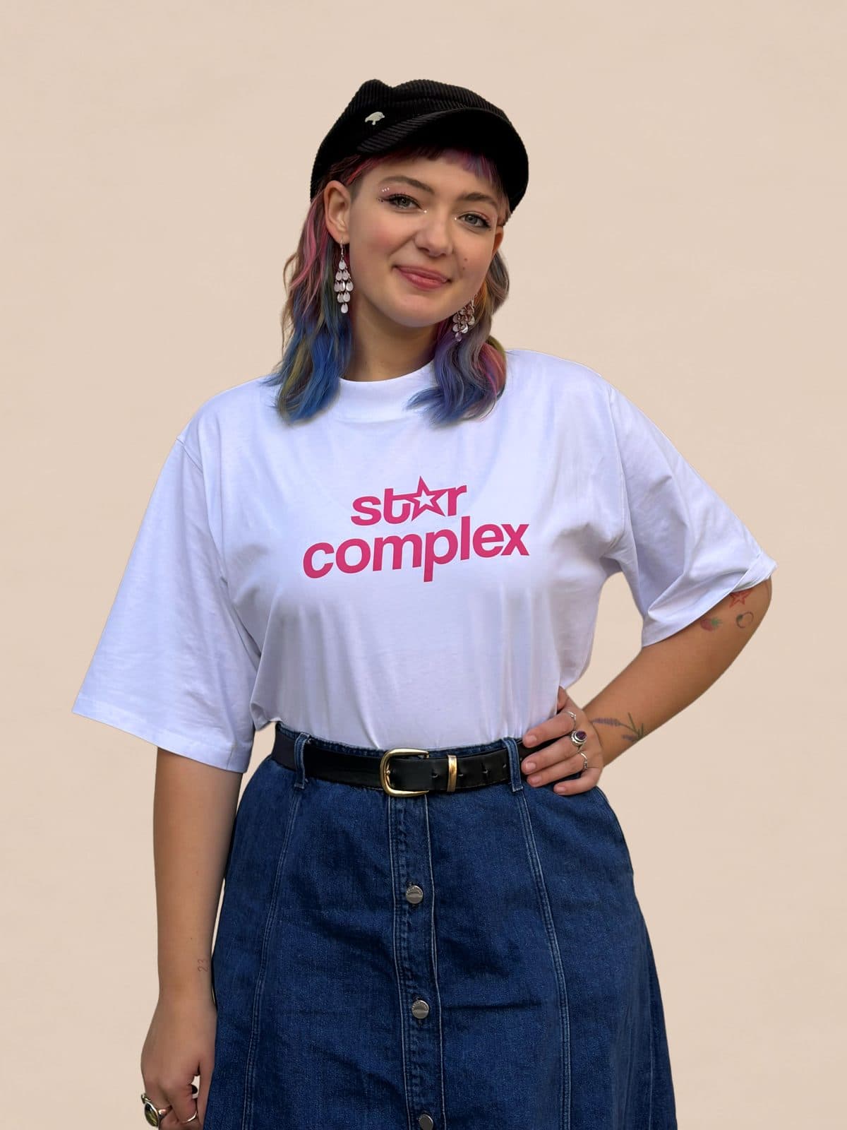 Gaia Anzari v bílém triku STAR COMPLEX, ruka v bok