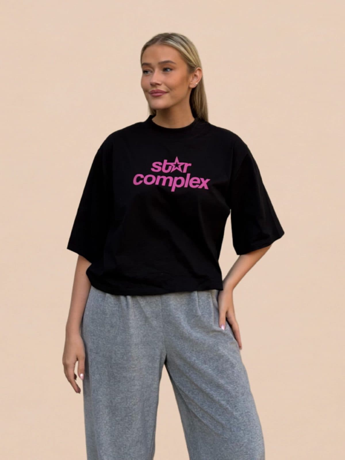 Nela Žáková v černém triku STAR COMPLEX, z boku